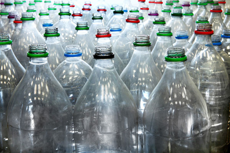 Garrafas PET quando recicladas abrem um enorme leque de reutilização e ganhos financeiros